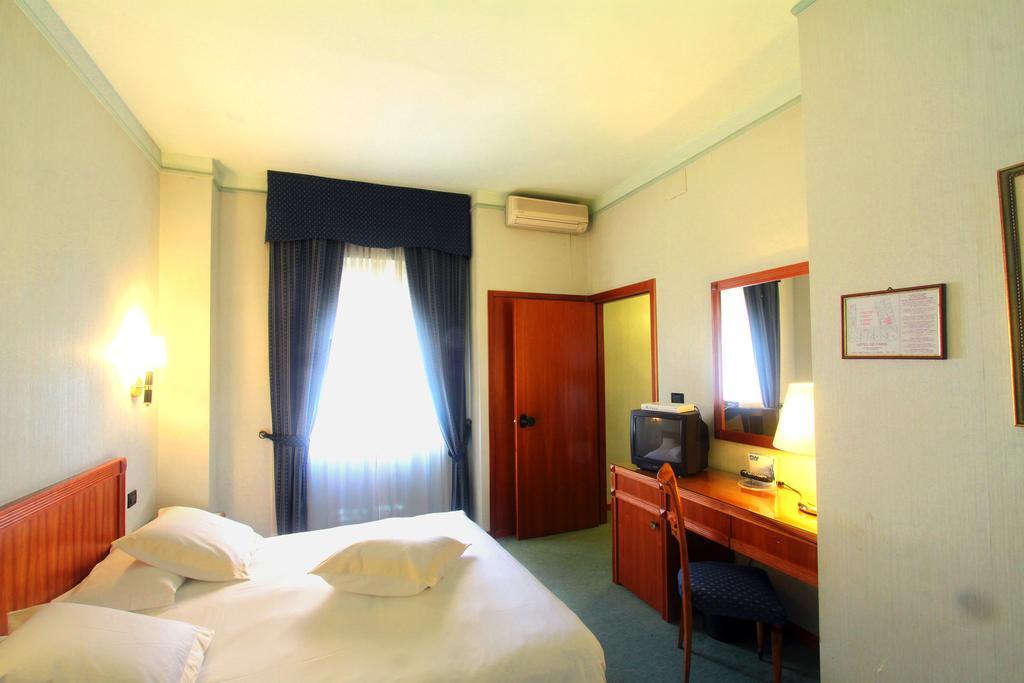 Hotel De Paris Терні Екстер'єр фото
